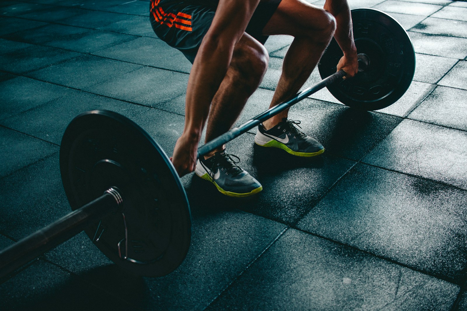 Entrenamiento de fuerza en un espacio deportivo